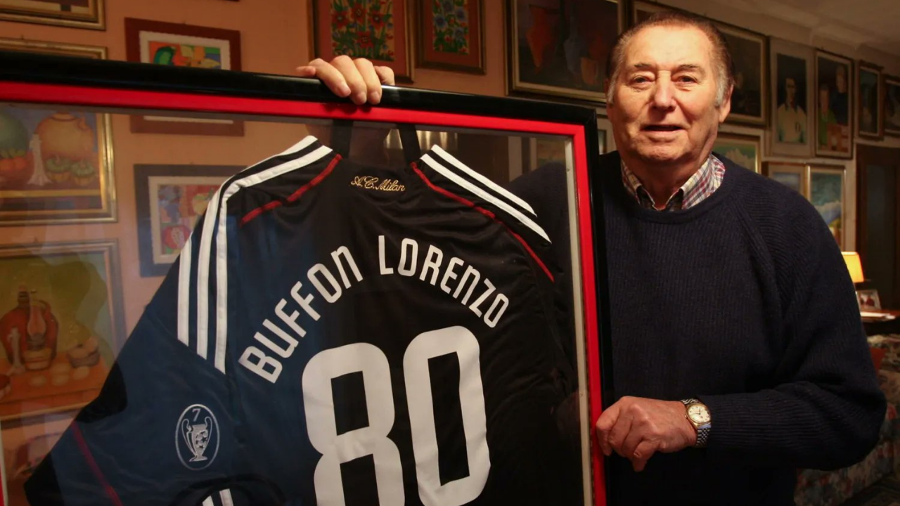 Ex-goleiro Lorenzo Buffon com uma camisa comemorativa dos seus 80 anos | Reprodução/X/@lbertozzi