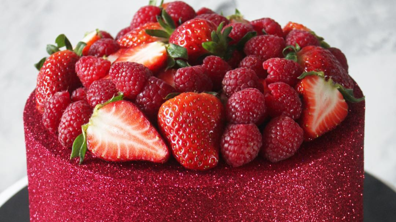 Bolo decorado com glitter | Reprodução/Instagram/@liselle.patisserie