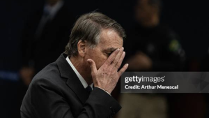 Bolsonaro tem salário e atividades suspensas pelo PL