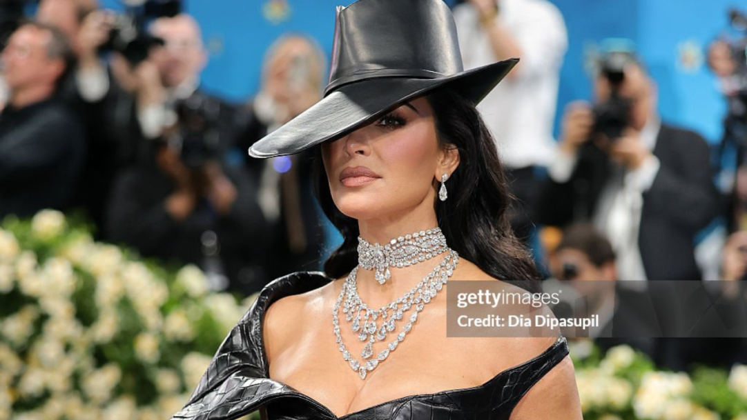 Kim Kardashian pede colar de R$ 108 milhões como presente