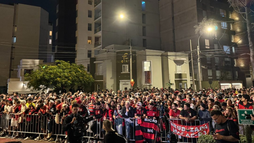 Flamengo chega atrasado e é recepcionado com festa por torcedores