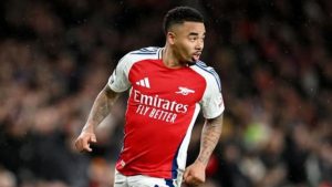 Gabriel Jesus retoma atividades com bola e fica perto de retorno pelo Arsenal