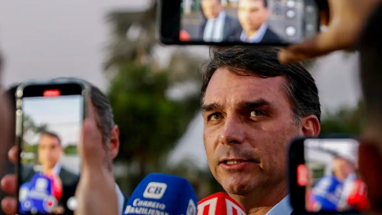 Flávio Bolsonaro em coletiva de imprensa  | Reprodução/ Instagram/ @regiaonoroeste_oficial