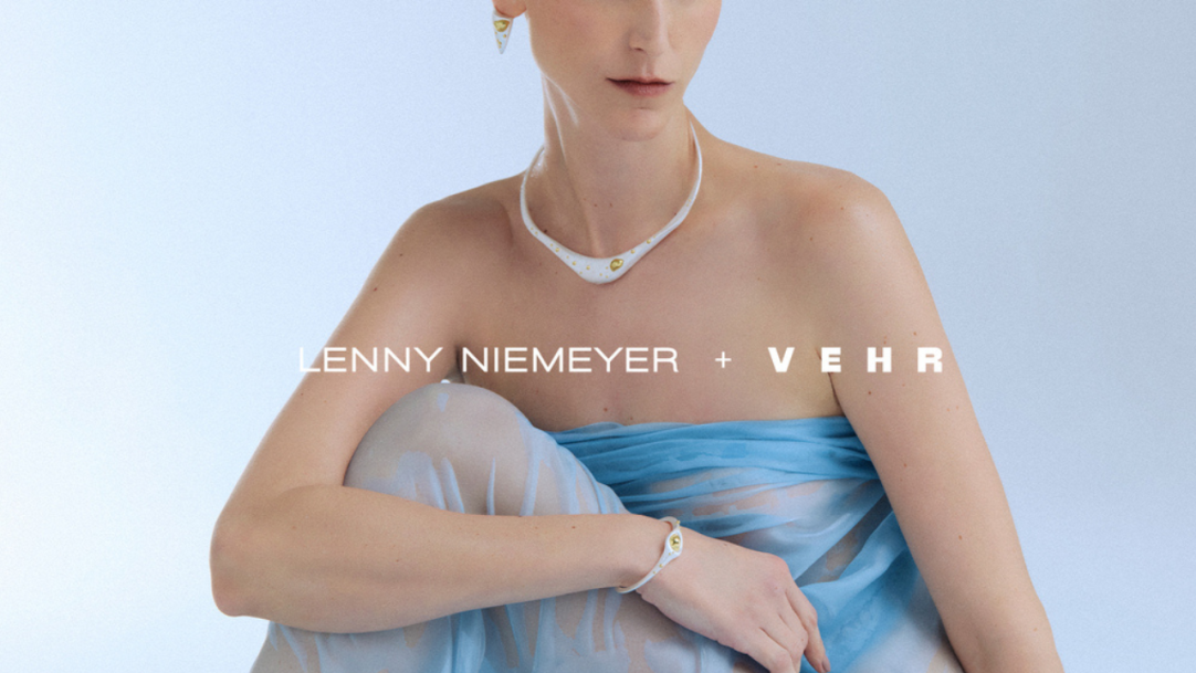 Lenny Niemeyer e VEHR lançam collab que conecta o mar à cidade em peças de verão