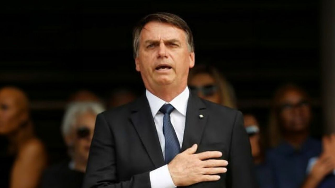 Jair Bolsonaro durante uma solenidade, com postura séria e protocolar | Reprodução/ Instagram/ @jairmessiasbolsonaro