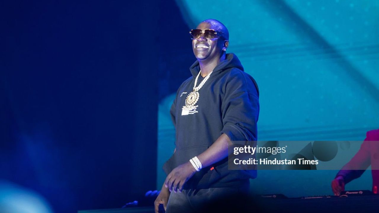 Akon em um show na ìndia | Reprodução / Hinduston Times / Getty Images Embed