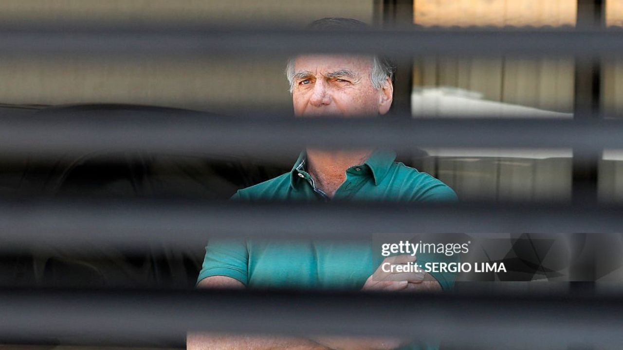 Bolsonaro seguirá preso na Superintendência da PF | Reprodução / Sergio Lima / Getty Images Embed 