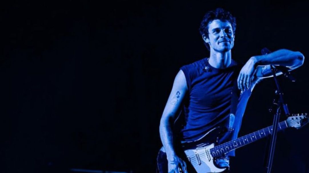 Shawn Mendes atende fãs na porta do Copacabana Palace