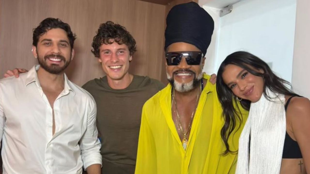 Shawn Mendes posa em foto com Gustavo Mioto, Bruna Marquezine e Carlinho Brown no bastidores do show da Dua Lipa
|
Reprodução/Instagram/@gustavomioto