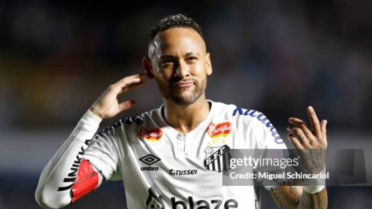 Neymar durante partida pelo Santos | Reprodução / Miguel Schincariol / Getty Images Embed