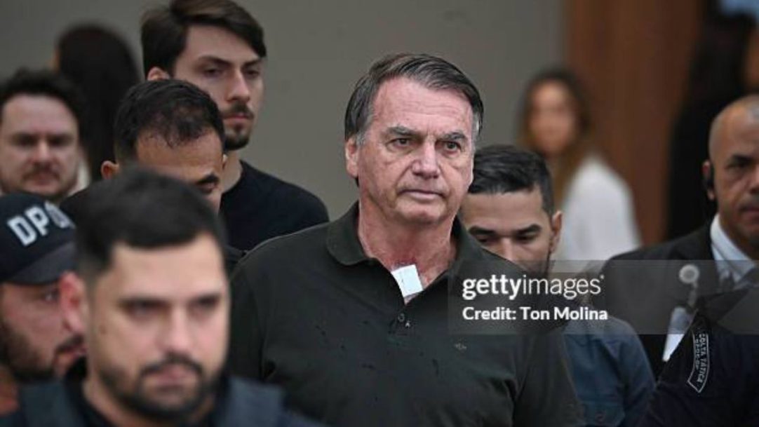 Bolsonaro muda versão sobre tornozeleira e cita “surto” medicamentoso