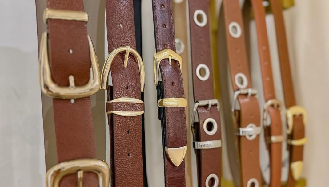 Cinto marrom: o acessório que redefine o básico e conquista o verão 2026