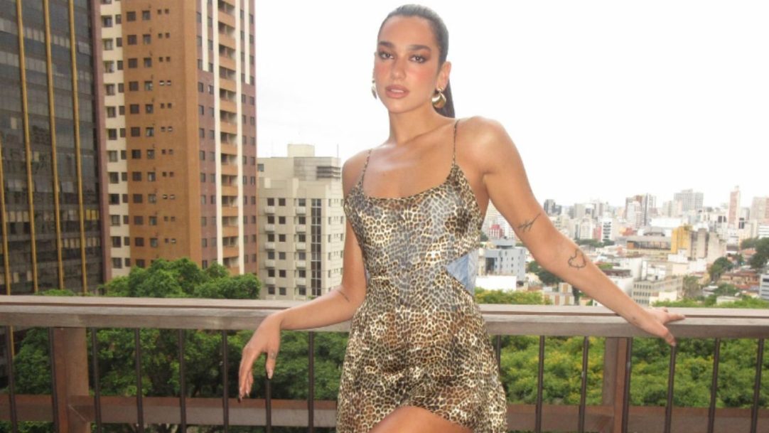 Dua Lipa chama atenção com looks usados no Brasil