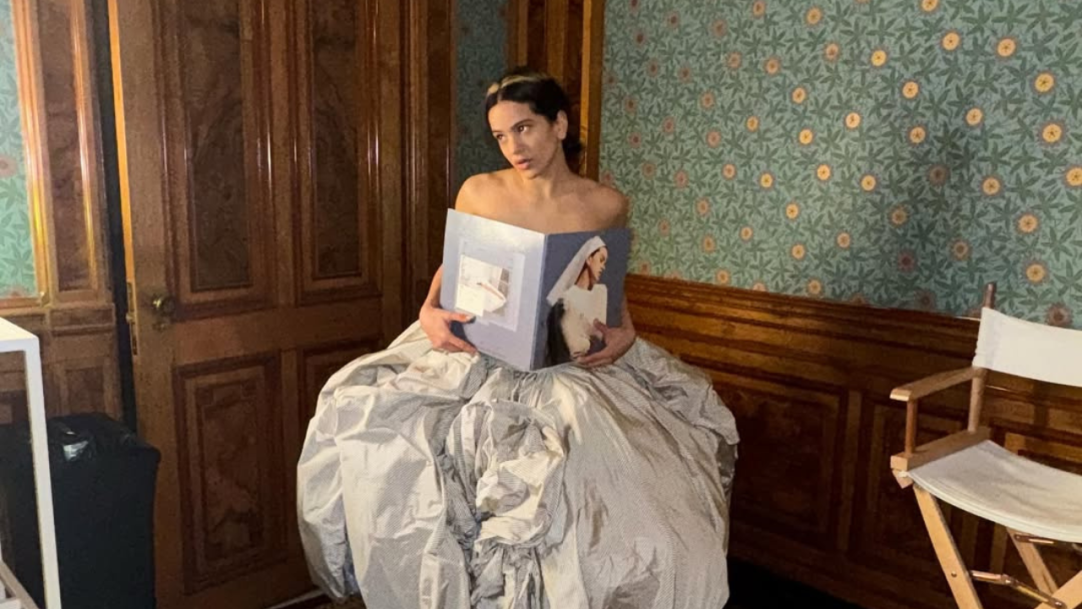 Rosalía apresenta nova fase visual e sonora no álbum “LUX”