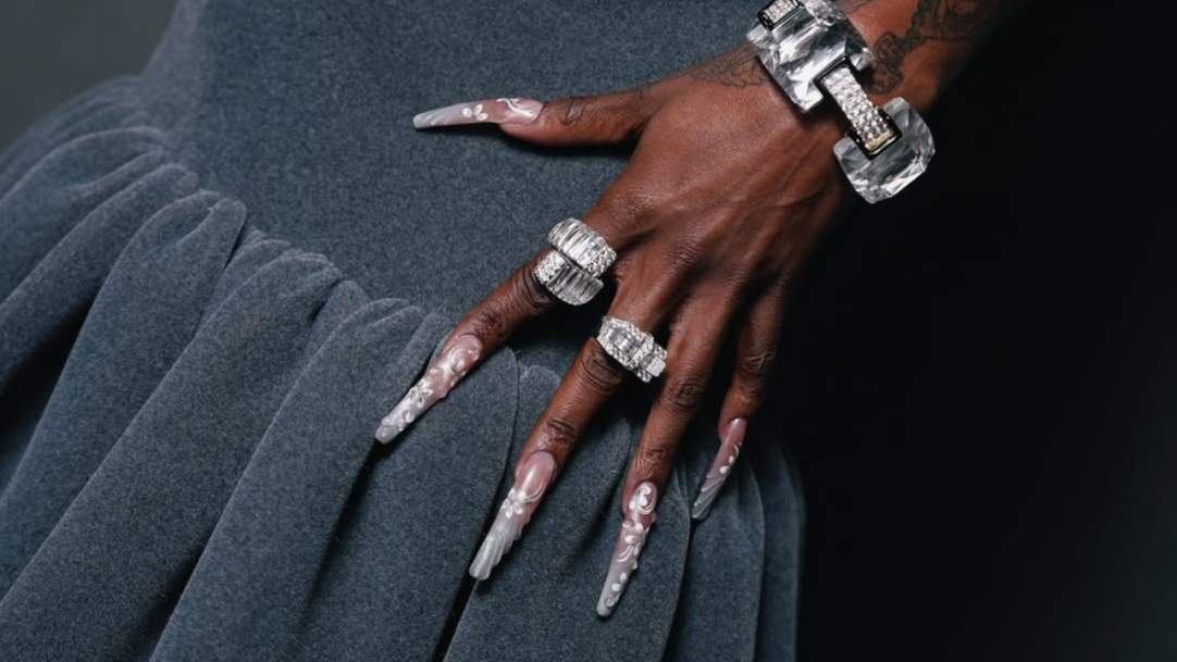 Cynthia Erivo aposta em nail art ousadas antes de sua passagem pelo Brasil