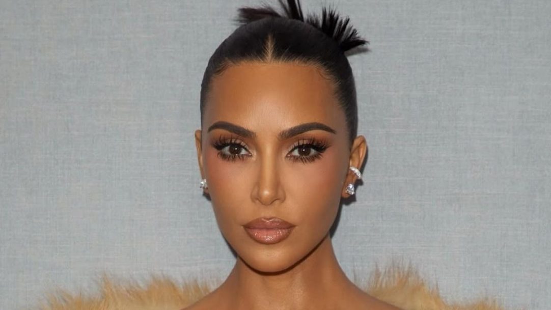 Kim Kardashian gera controvérsia ao exibir bolsa exclusiva feita de couro de elefante