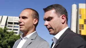 Moraes critica ações de Eduardo e Flávio Bolsonaro em investigação