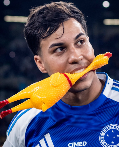 Kaio Jorge com galinha de plástico na boca