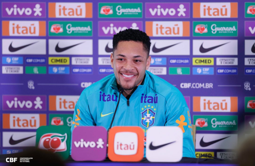 Vitor Roque mostra segurança após convocação para amistosos da Seleção