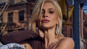 Flávia Alessandra usa vestido nacional pelas ruas de Nova York