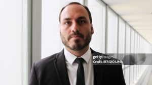 Carlos Bolsonaro questiona sobre falta de notícias sobre seu pai