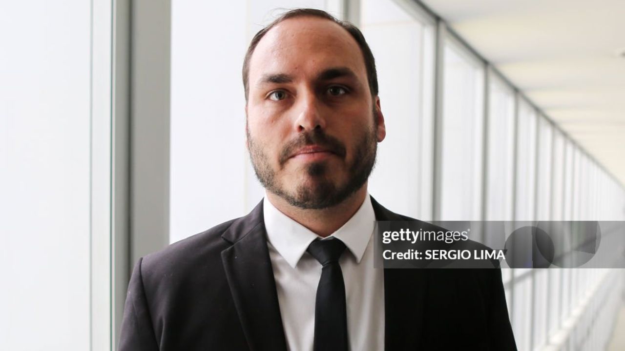 Carlos Bolsonaro | Reprodução/SERGIO LIMA/Getty Images Embed