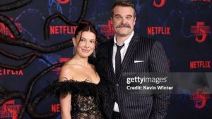 Millie Bobby Brown defende David Harbour e nega atritos em Stranger Things